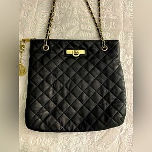 ❤️‍🔥Handbag anyone? She’s cute and versatile.